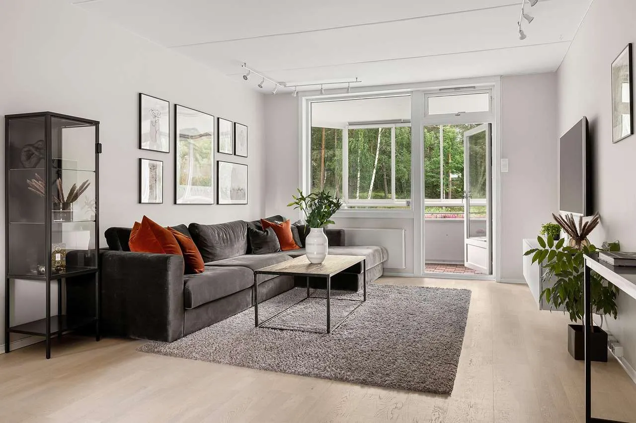 Home Window Repair: DIY Tips & When to Hire Pros